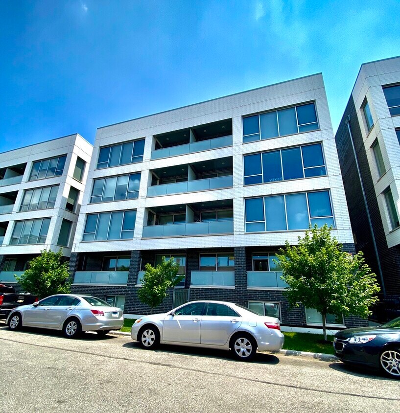 Foto principal - 2353 N Seeley Ave