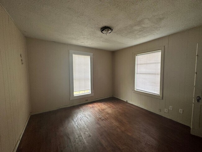 Building Photo - Large 3 Bedroom House