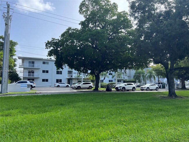 Foto del edificio - 2430 NE 135th St