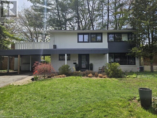 Building Photo - 260 Linwood Crescent