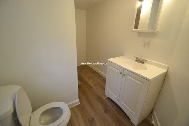 Building Photo - 3 bed 1 bath Beautiful Private Setting