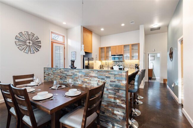 Building Photo - 2612 Carnarvon Ln
