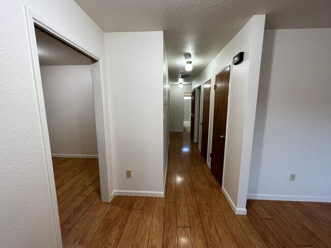 Foto del edificio - Immaculate 3 bedroom on a court!