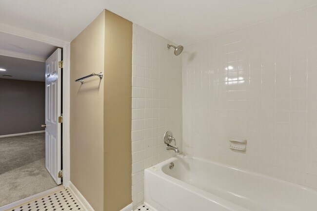 Foto del edificio - Move-In Ready Cape Cod with 3 Finished Levels & Huge Backyard