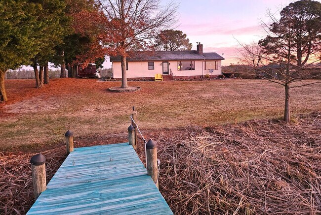 Foto del edificio - 252 Hickory Point Rd