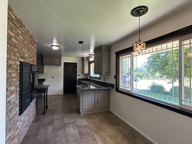 Building Photo - 105 Lemon Hill Drive - Your Get Away Home!!