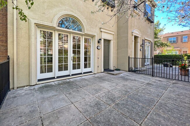 Foto del edificio - Spacious Tri-Level Home - Great Downtown S...