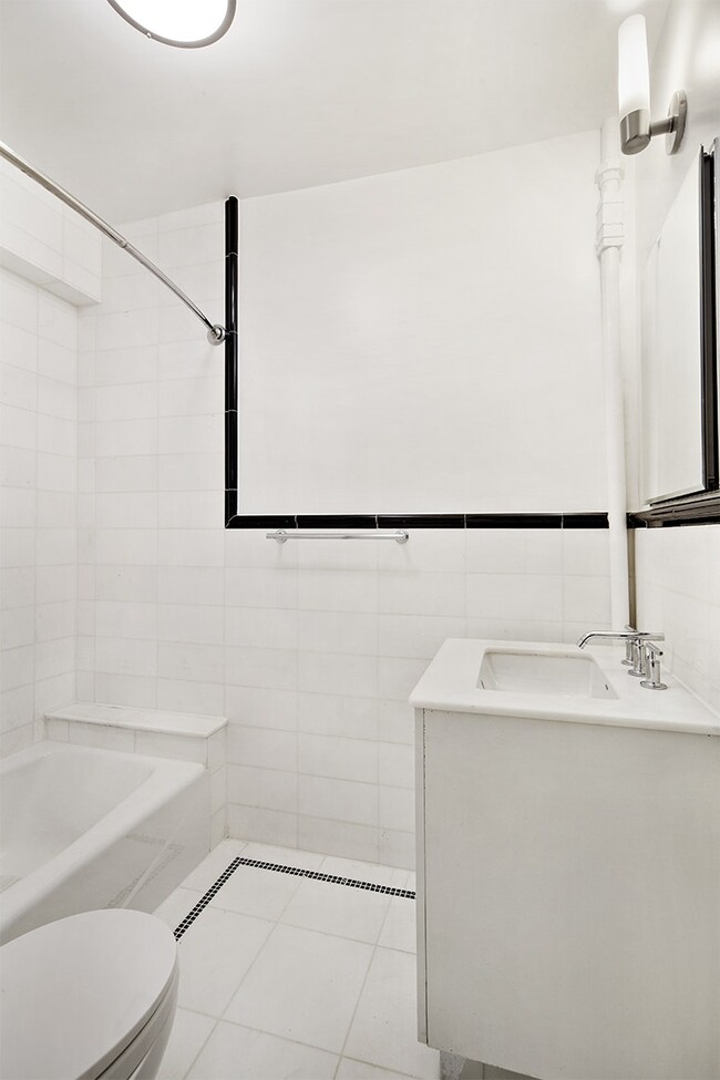 Building Photo - 231 E 76th St