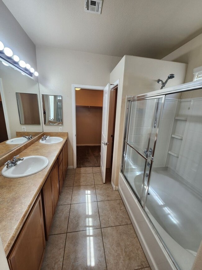 Building Photo - Serene Retreat: Inviting 3-Bedroom Haven i...