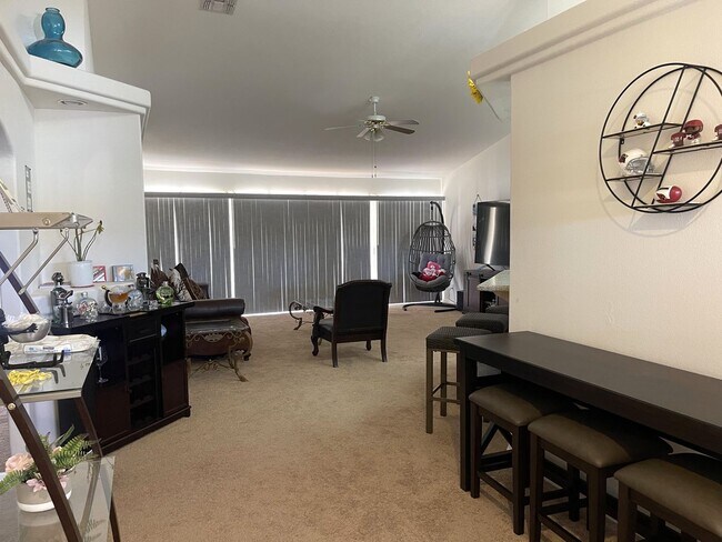 Building Photo - 3 bedroom 2 Bath Lakefront home in the des...