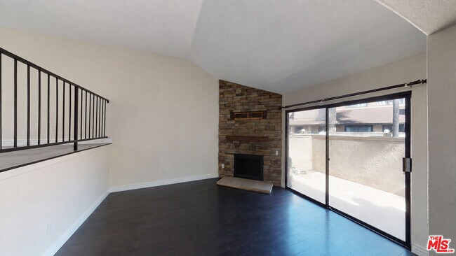 Foto del edificio - 14401 Plummer St