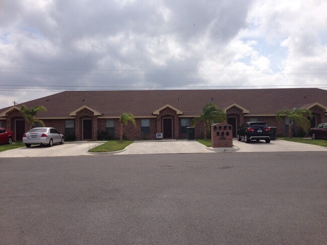 Aparcamiento privado para 2 coches en la puerta principal. - 2706 Bobcat Ln
