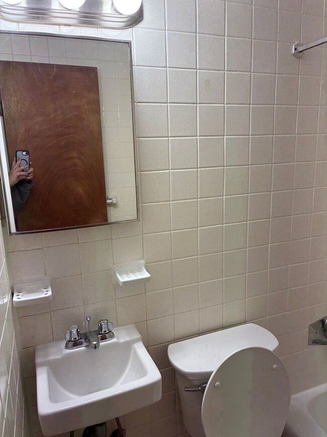 Building Photo - Nicely located 1 bed with heat and water i...