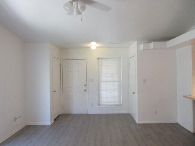 Foto del edificio - **Move-In Bonus!** 3 bed, 2 bath Twin Home