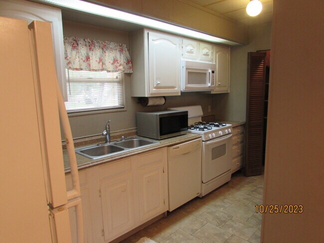 Building Photo - 1018 FM 812 Farm to Market