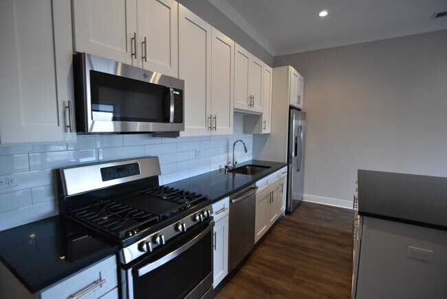 Foto del edificio - 925 W Irving Park Rd