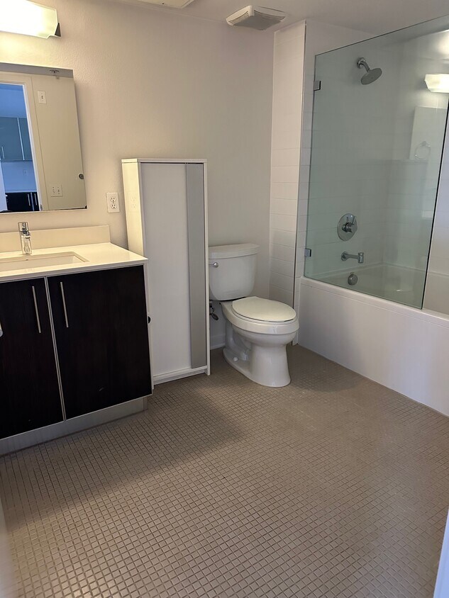 Second Bathroom - 4215 Glencoe Ave