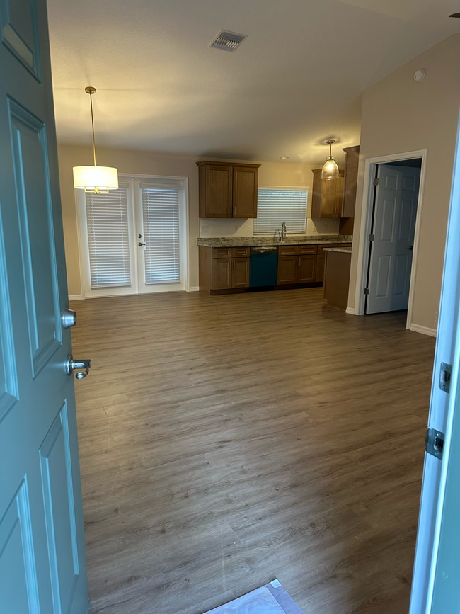 Building Photo - Royal