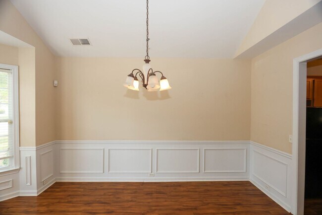 Building Photo - An Entertainer's Dream