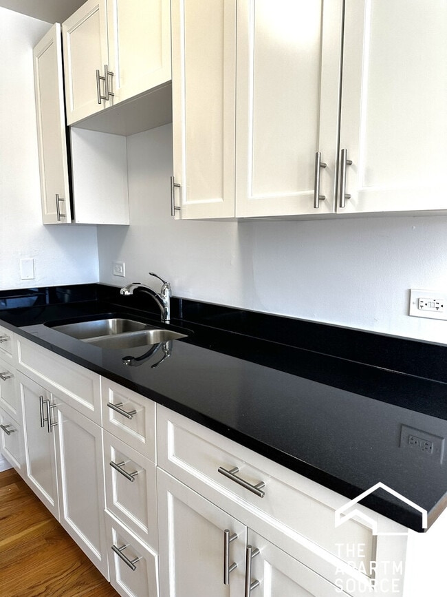 Building Photo - 6954 N Sheridan Rd