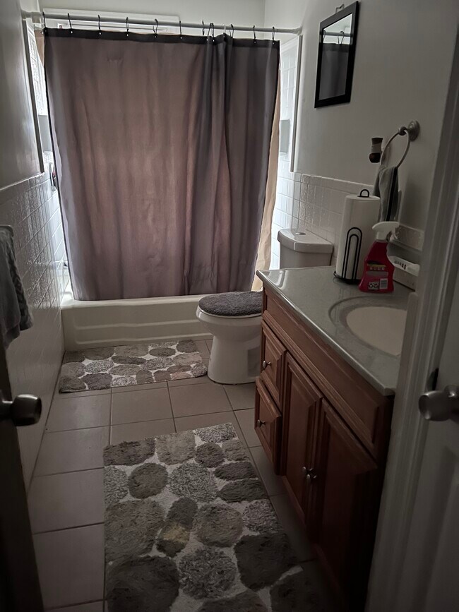 Baño completo - 1205 N Parker St