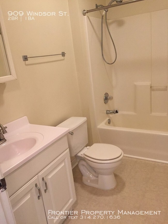 Building Photo - 2 Bedroom Brick Bungalow in Boonville