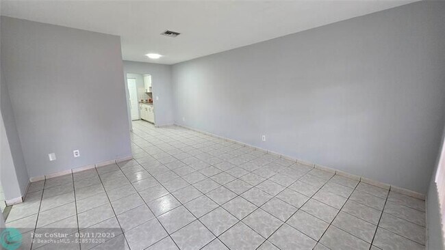 Foto del edificio - 1874 NE 161st St
