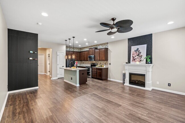 Cocina / Sala de estar - 257 Castle Dr