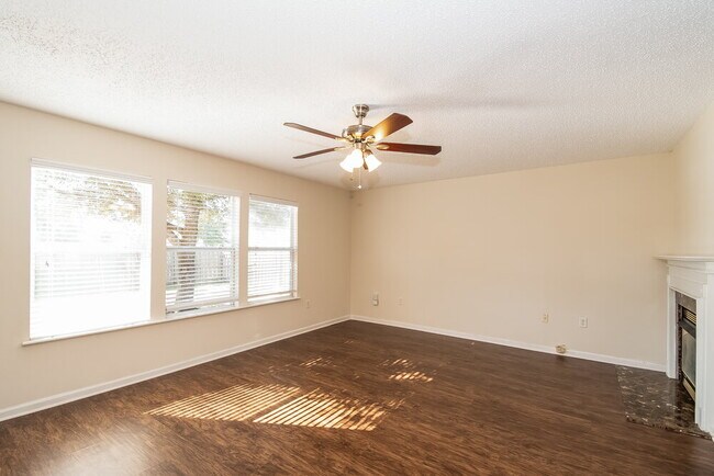 Foto del edificio - 11558 Brian Lakes Dr N