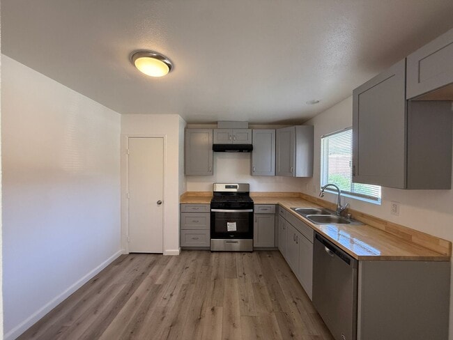 Building Photo - Palmdale Apartment 2 bedroom