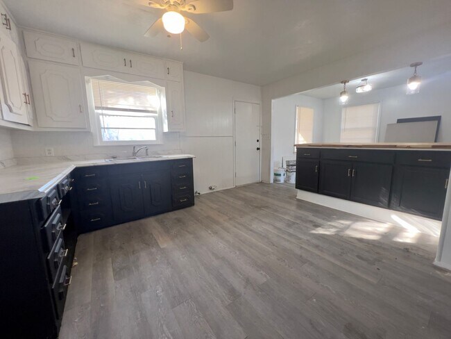 Building Photo - Modern Chic Home Located in Medical District