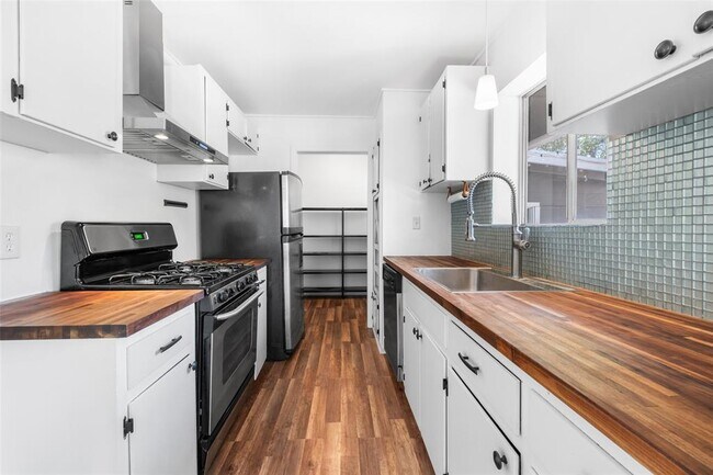 Foto del edificio - 5202 Woodmoor Dr