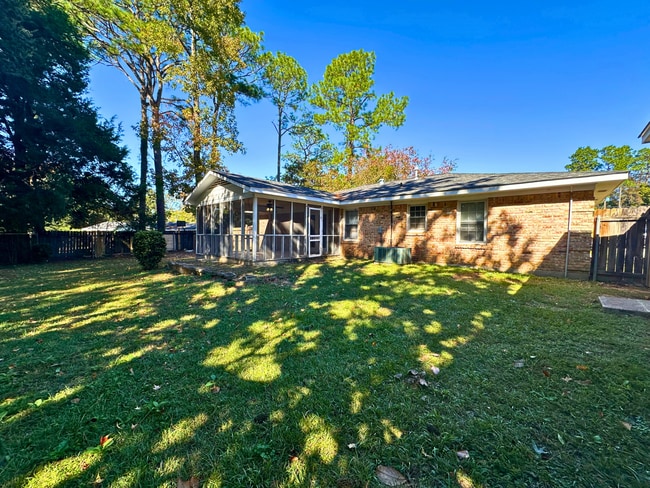 Building Photo - 110 Windsor Dr