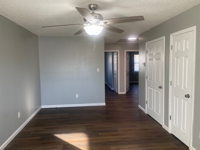 Building Photo - Remodeled All Brick 2 bed 2 bath 1 car gar...