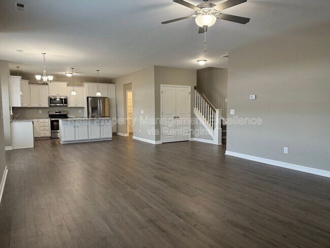 Foto del edificio - 432 Fallingbrook Dr