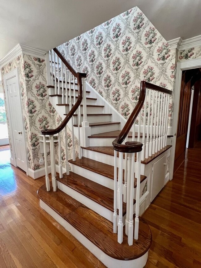 Building Photo - Three to Four bedroom, 2.5 bath Colonial in Graham