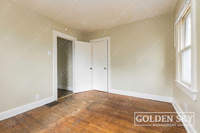 Foto del edificio - 2937 N Kenwood Ave