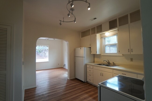 Building Photo - 824 Midland Ave