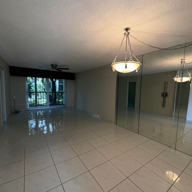 Foto del edificio - 5300 NE 24th Terrace
