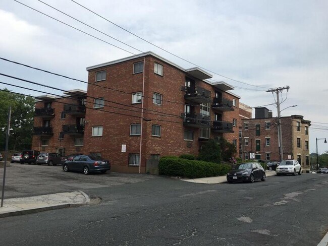 Building Photo - Huge 1 bedroom unit located next to the Gr...