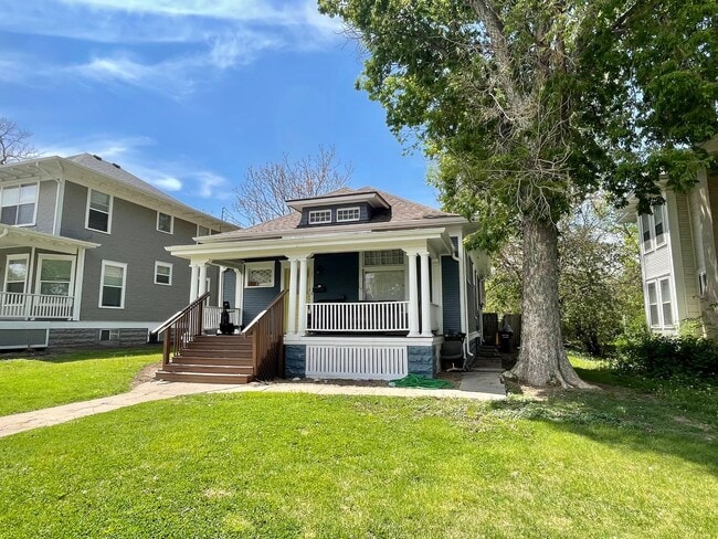 Building Photo - AVAILABLE NOW! Move-In Special! Half Off F...