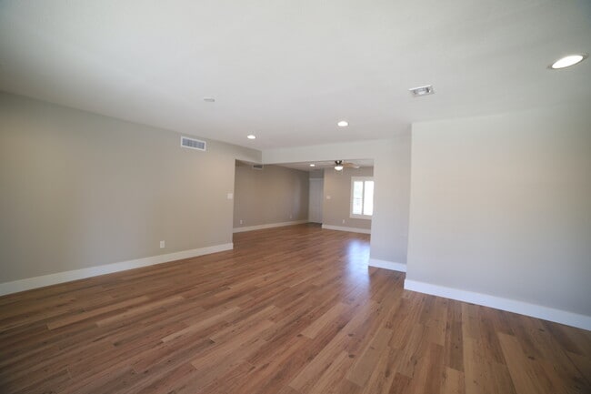 Building Photo - 4722 S Taylor Dr