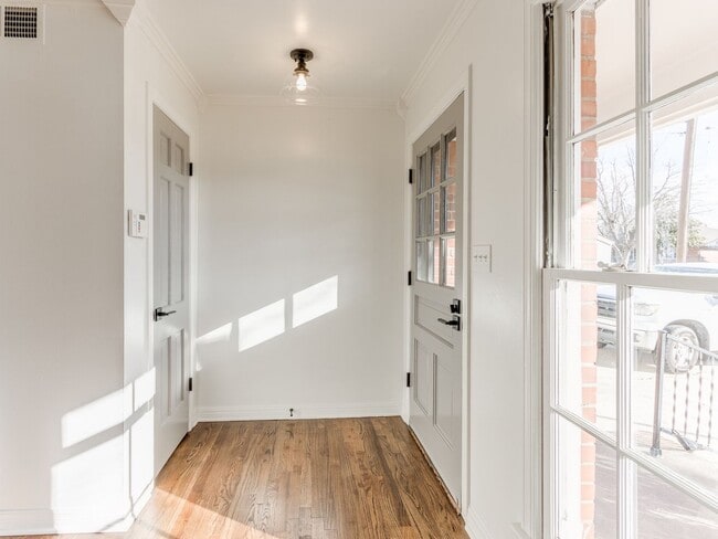 Building Photo - 3 Bedroom Rental in the Village!!