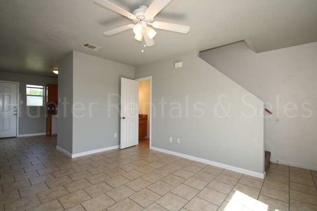 Building Photo - Heights Two-Bedroom!