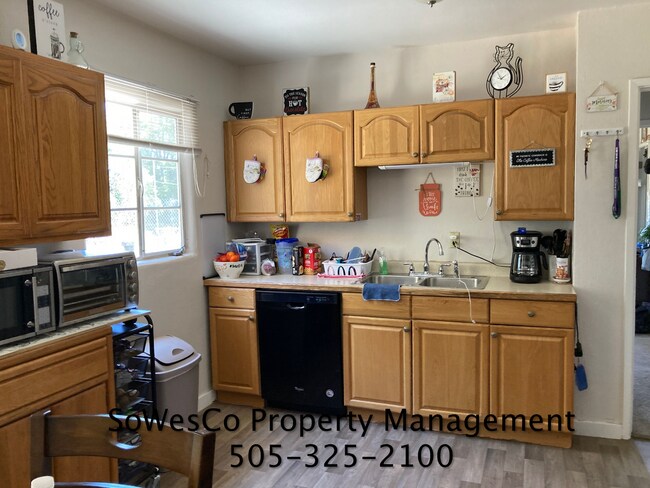 Foto del edificio - Three Bedroom Home with Fenced Yard