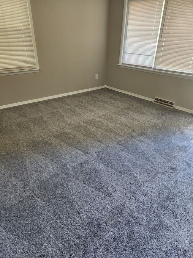 Building Photo - Spacious 3bedroom House  ($500.00 off firs...