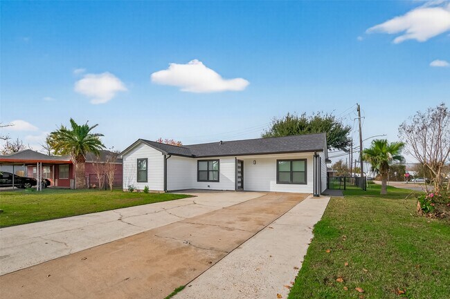 Building Photo - 3527 La Retama Dr