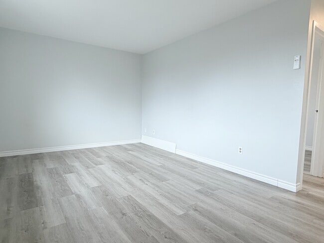 Building Photo - 471 Tecumseh Rd W