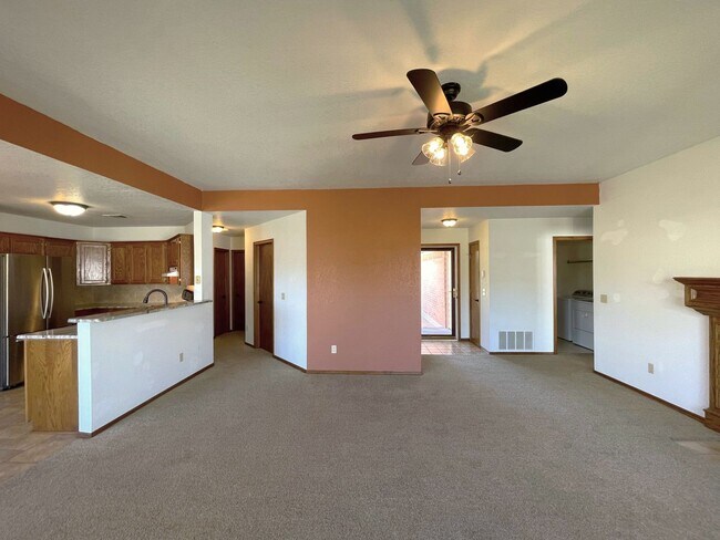 Foto del edificio - Charming 3BR, 2BA Gem in Yukon: Corner Lot...