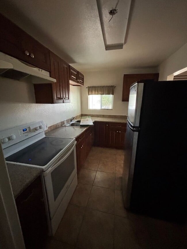 Foto del edificio - 1015 W Commercial Ave